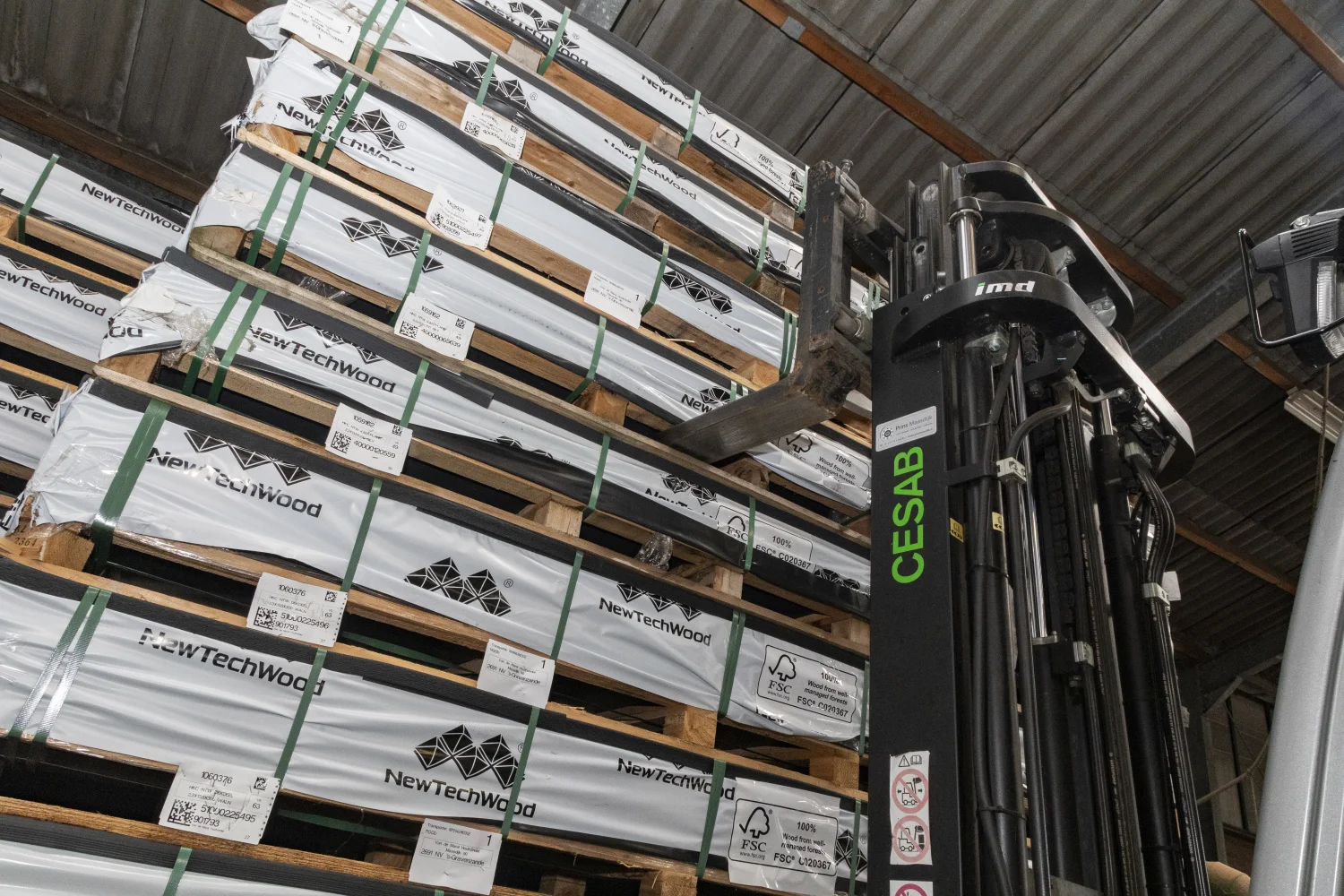 Voorraad-vlonderplanken-met-heftruck-2